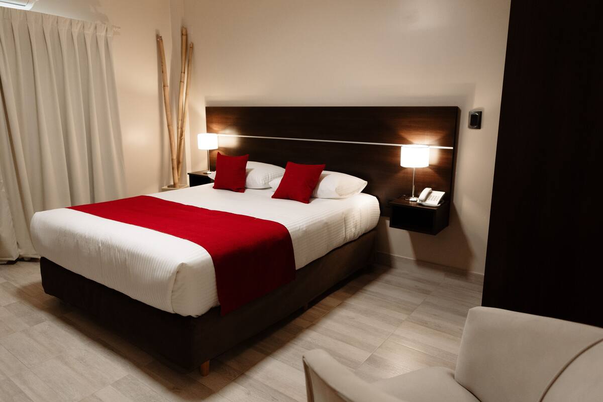 In-room safe, desk, free WiFi