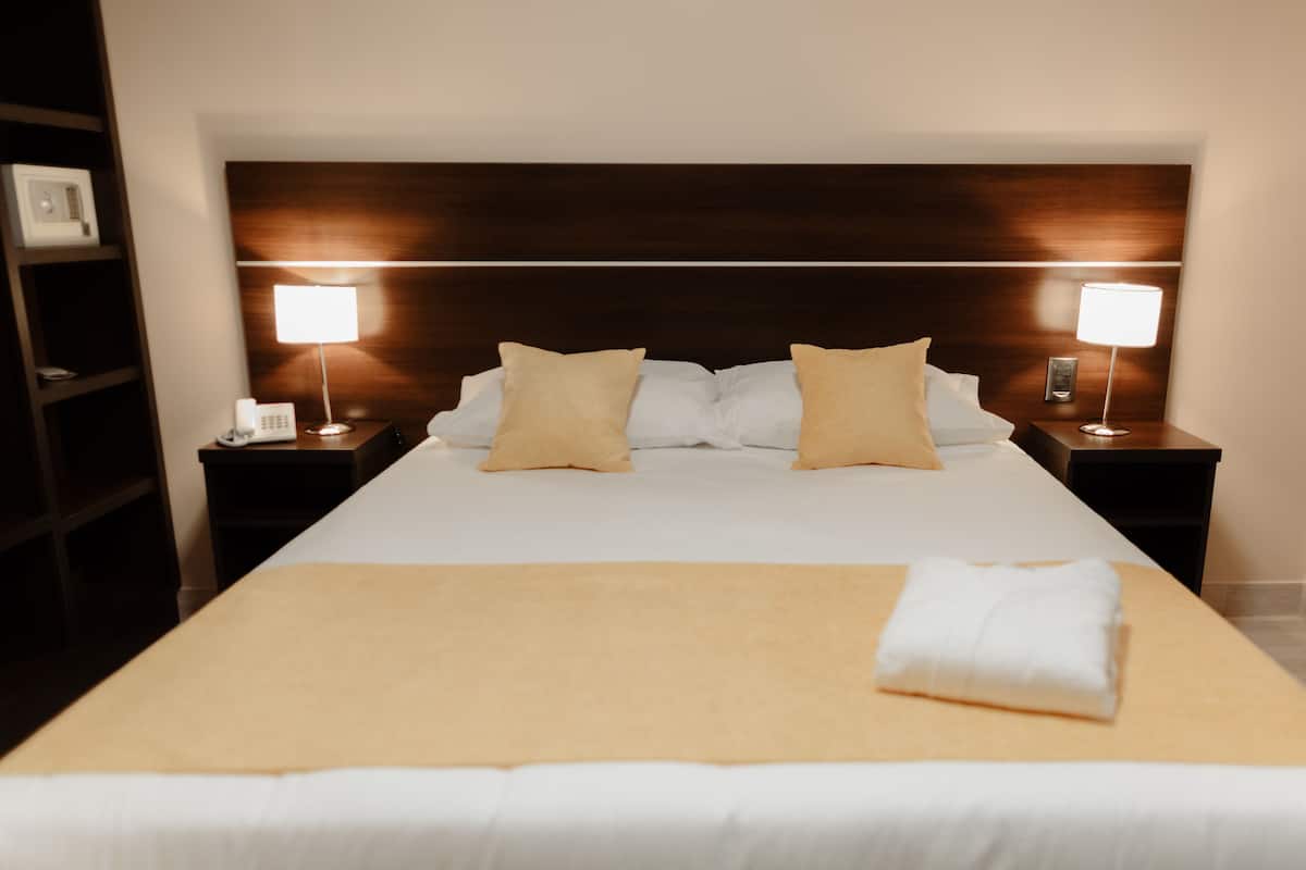 In-room safe, desk, free WiFi
