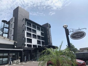 A multi-story building with a sign reading 'Aoshima Suikoen Anela'. - Aoshima Suikoen Hotel (Miyazaki)