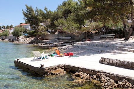 Enceinte de l’hébergement. Spacious room near beach, with private bathroom & patio