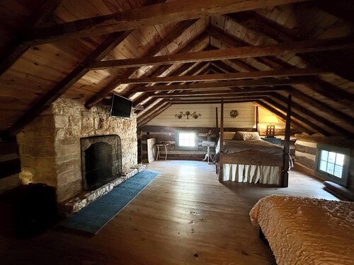 Historic 1830s Lodge/Cabin Overlooking Missouri River