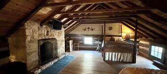 Historic 1830s Lodge/Cabin Overlooking Missouri River