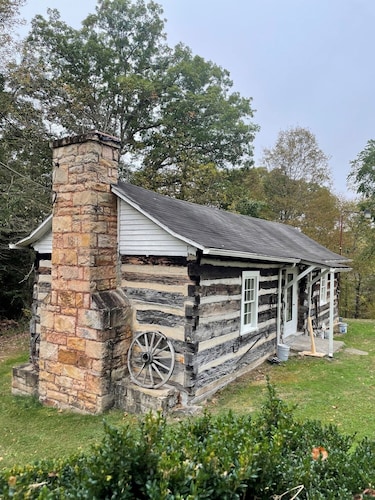 Rustic Cabin minutes from New River Gorge National Park and downtown Oak Hill.