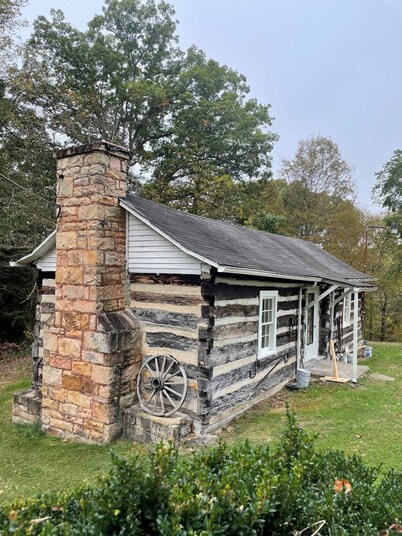 Rustic Cabin minutes from New River Gorge National Park and downtown Oak Hill.