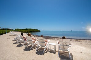 Beach nearby, sun loungers, beach towels