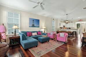 Smart TV, books - Islamorada's Anglers Reef - Vaca in Style (Islamorada)
