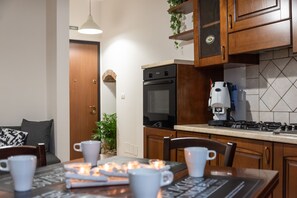 Kühlschrank, Ofen, Herdplatte, Wasserkocher mit Kaffee-/Teezubehör