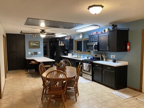 Kylskåp, mikrovågsugn, ugn och spishäll