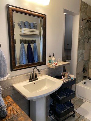 Een bad, een haardroger, handdoeken, zeep