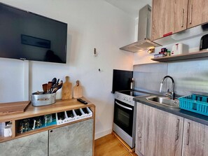 ثلاجة، فرن، محمصة خبز، مستلزمات طهي/أطباق/أوعية