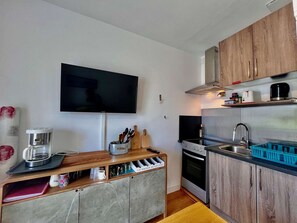 Kühlschrank, Ofen, Toaster, Kochgeschirr/Geschirr/Besteck