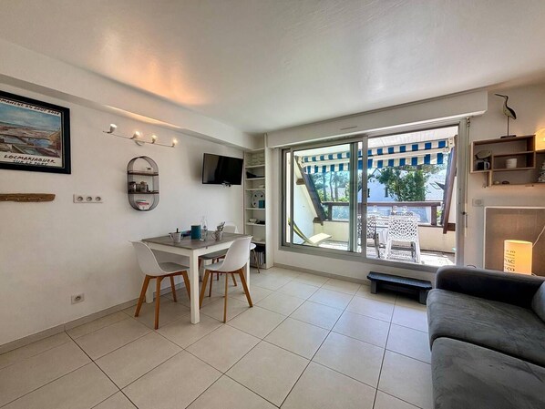 Living area - Carnac Studio Cabine 2 à 4 Personnes 100m Plage de Legenèse (CARNAC)