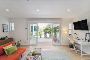 Interior - Very Clean Guest House near Melrose Ave and The Grove (Los Angeles)
