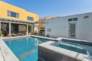 Outdoor pool - Very Clean Guest House near Melrose Ave and The Grove (Los Angeles)