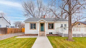 A single-story house with a front porch, a visible front door, and a small front yard. - Kid-Friendly 2 Bedroom close to Idaho Center & NNU (Nampa)