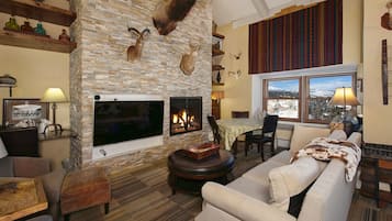 تلفزيون، مدفأة، مشغل دي في دي، كُتُب