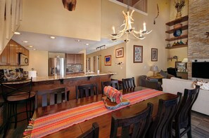 Dining - Downtown Location walk to Main Street and Gondola from this updated Condo (Breckenridge)
