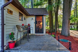 Outdoor dining - -Walk-to-Dock-Higgins Lake-Kayaks-beanbagtoss🏖️🛶🚤 (Roscommon)