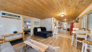 Smart TV, chimenea y libros