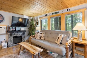 Smart TV, fireplace, books - -Walk-to-Dock-Higgins Lake-Kayaks-beanbagtoss🏖️🛶🚤 (Roscommon)