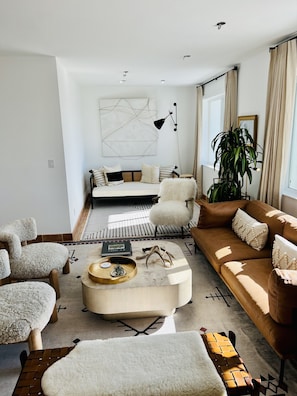 TV connectée, cheminée, jeux vidéo, table de tennis de table