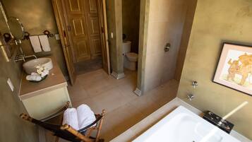 Bathtub, jetted tub, hair dryer