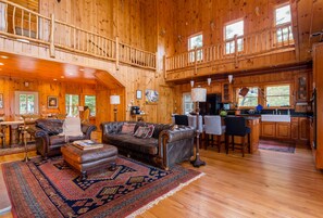 Smart-tv, pejs, bordtennisbord, bøger