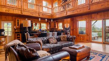 TV connectée, cheminée, table de tennis de table, livres