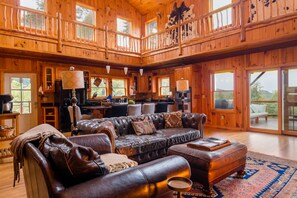 Smart-TV, peis, bordtennis og bøker