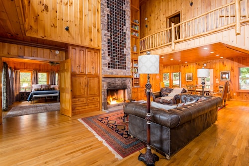 Jewel of the Woods - Magnificent Views from an Incredible Lodge!