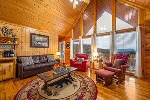 Smart TV, fireplace, books - Mountain Cabin-Great view-Hot Tub-Resort Pool-Close to Dollywood-Prime Location (Sevierville)