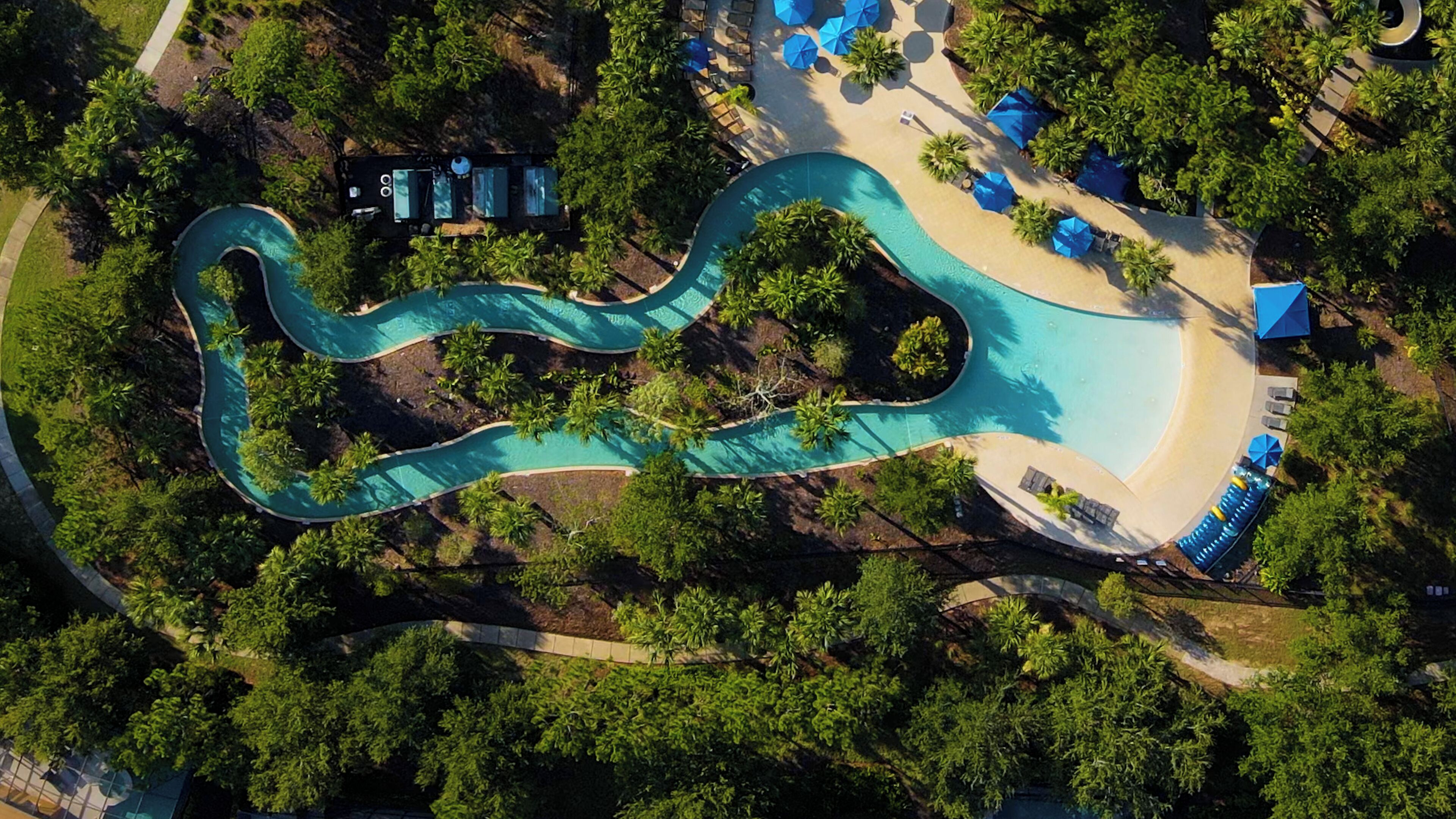 Piscine extérieure, chaises longues