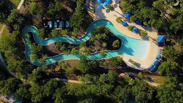 Piscine extérieure, chaises longues