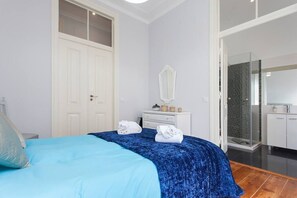 2 Schlafzimmer, Schreibtisch, Bügeleisen/Bügelbrett, Reisekinderbett