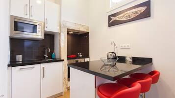 Køleskab, mikrobølgeovn, ovn, kogeplade