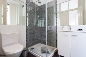 Shower, hair dryer, towels, soap - Traditional Charm House Lisbon (Lisboa)
