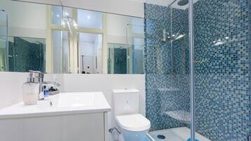 Bruser, hårtørrer, håndklæder, Sæbe