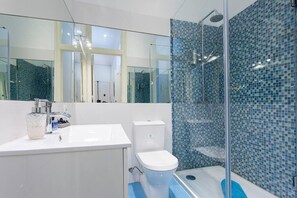 Bruser, hårtørrer, håndklæder, Sæbe