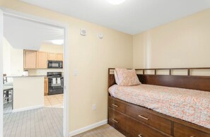 2 Schlafzimmer, Schreibtisch, Bügeleisen/Bügelbrett, Reisekinderbett