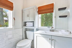 Combined shower/tub, hair dryer, towels, toilet paper - Private, charming home in downtown Stuart (Stuart)