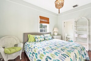 2 bedrooms, desk, iron/ironing board, free WiFi - Private, charming home in downtown Stuart (Stuart)