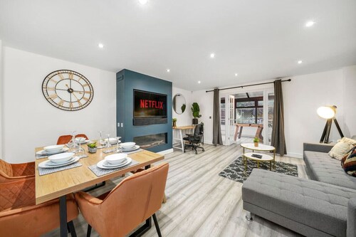 Luxury House - Pool Table, FastWifi & Free Parking