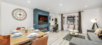 Luxury House - Pool Table, FastWifi & Free Parking