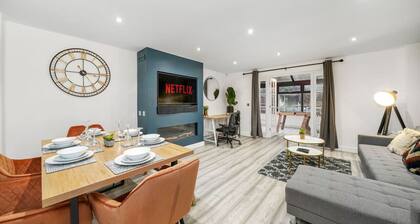 Luxury House - Pool Table, FastWifi & Free Parking