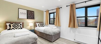 Luxury House - Pool Table, FastWifi & Free Parking