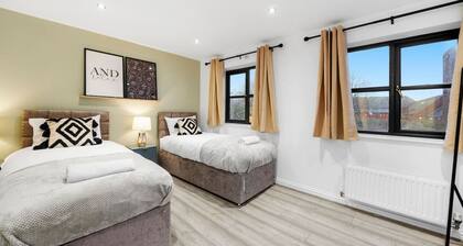 Luxury House - Pool Table, FastWifi & Free Parking