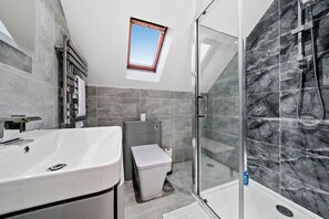 Combined shower/tub, hair dryer - Luxury House • Pool Table • Free Parking • Sky TV • Fast Wifi • Garden • Yoko Property (Milton Keynes)