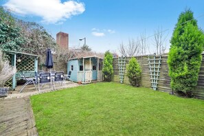 Outdoor dining - Luxury House • Pool Table • Free Parking • Sky TV • Fast Wifi • Garden • Yoko Property (Milton Keynes)