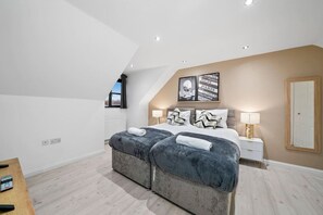 3 slaapkamers, een bureau, een strijkplank/strijkijzer, reisbedje