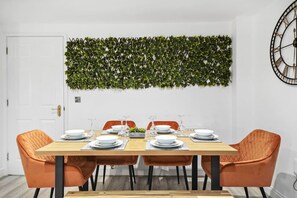 Dining - Luxury House • Pool Table • Free Parking • Sky TV • Fast Wifi • Garden • Yoko Property (Milton Keynes)